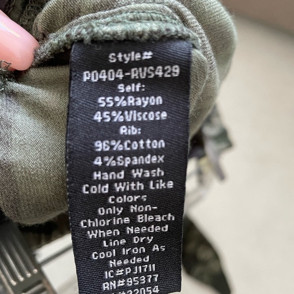 Sanctuary size small, camo joggers. - Picture 2 of 5